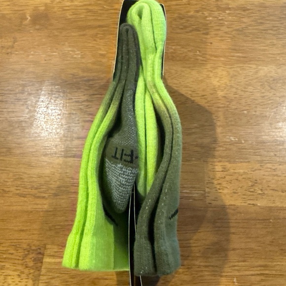 Nike Everyday Plus 2 Pair Crew Socks Volt Olive DH6096 904 Small New With Tags - Picture 3 of 5